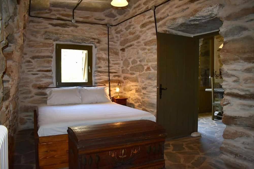 Secret isolated stone house in Kea 2' away from the beach in Kea