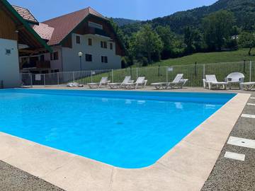 Gîte pour 4 personnes, avec piscine et jardin ainsi que sauna et vue à Giez