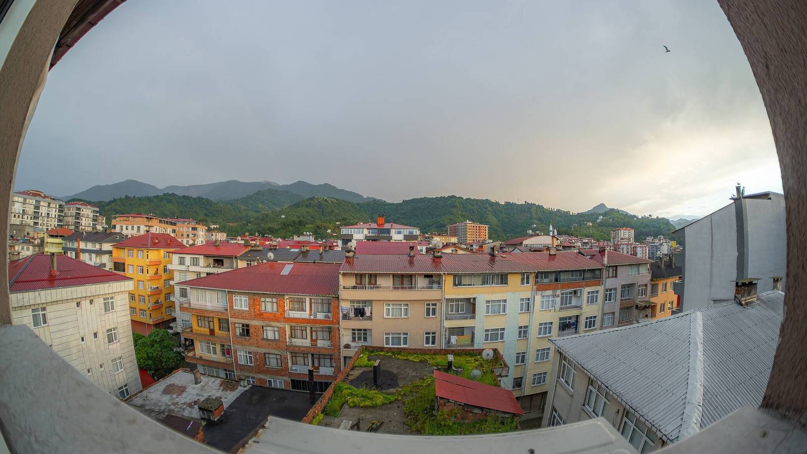 Großzügige Hopa Suite mit Blick auf die Stadt in Hopa, Schwarzmeerregion