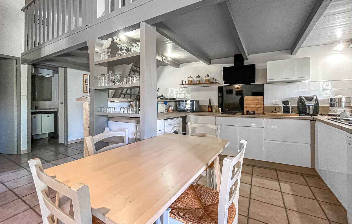 Moderno Apartamento con Piscina, WiFi y Parking cerca de Aramon in Aramon, Region de Nimes