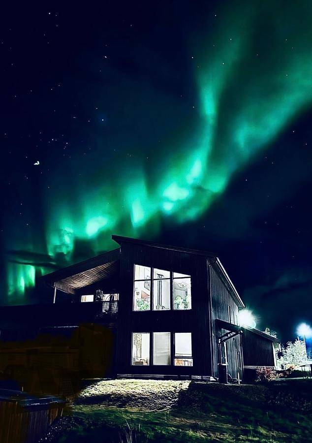 Villa für 10 Personen, mit Balkon und Terrasse sowie Garten und Seeblick in Tromsø