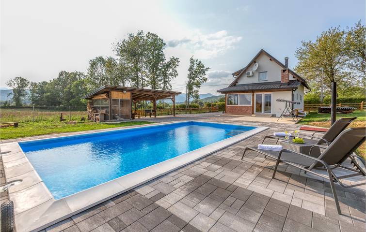 Geräumige Ferienwohnung mit Pool, WLAN und Terrasse in der Nähe des Flusses Bogdanica in Gospitsch, Lika-Senj