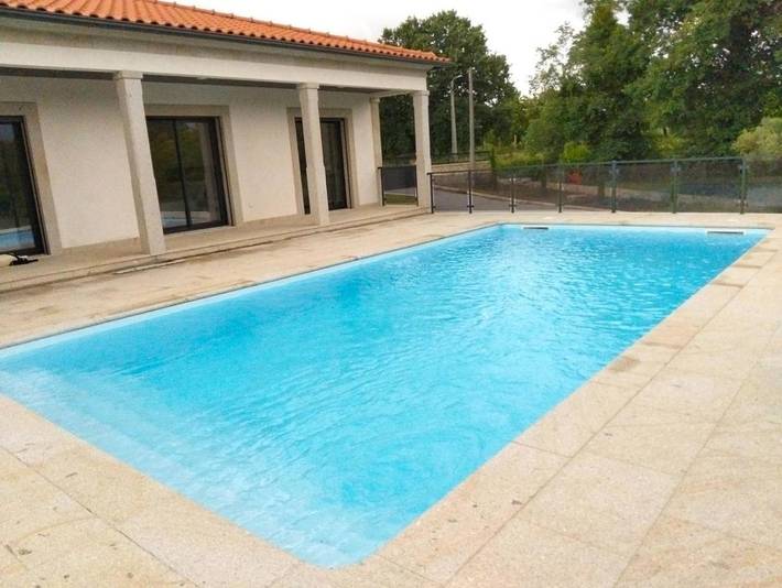 Location de vacances pour 8 personnes, avec piscine ainsi que jardin et terrasse dans Refóios do Lima