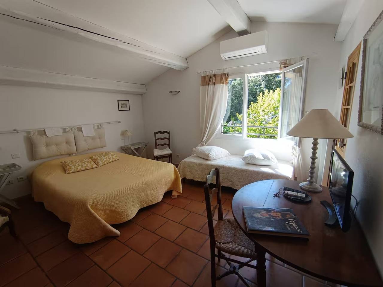 B&b for 2 People in Saint-Marc-Jaumegarde, Aix-en-Provence region