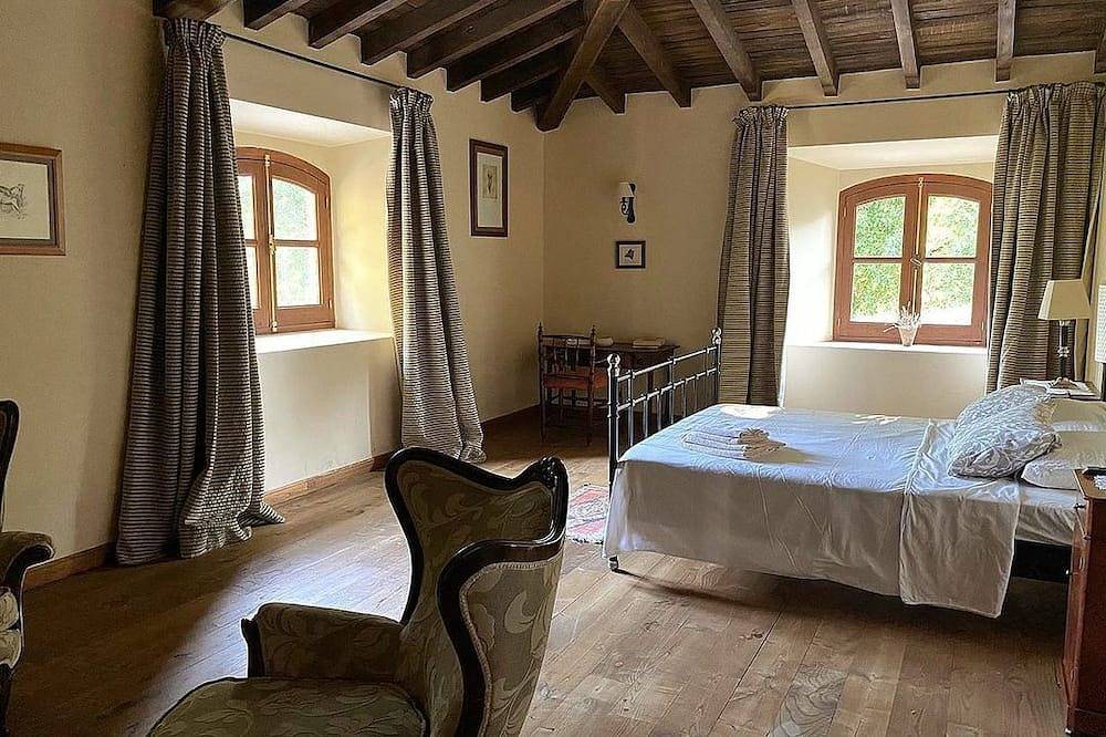 Finca de 3 has vallada, con casona  de dos plantas y caballerizas con pista doma in La Adrada, Provincia de Ávila