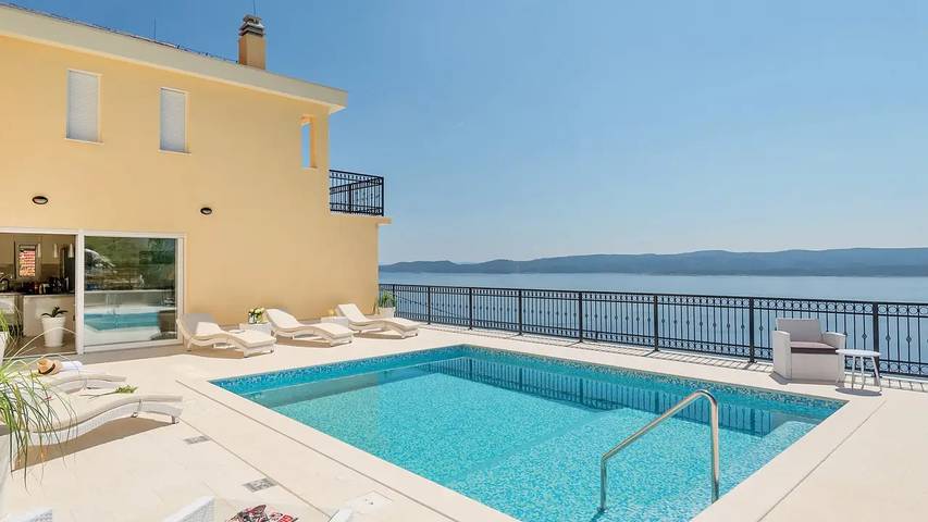 Villa pour 12 personnes, avec piscine ainsi que jardin et terrasse à Mimice