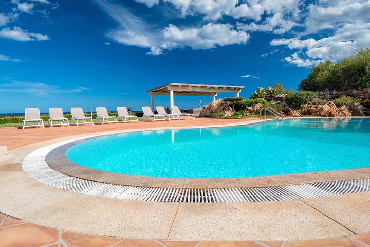Ganze Wohnung, Ferienwohnung "Cala Brandinchi" mit Meerblick, privater Terrasse und Gemeinschaftspool in Lu Fraili di Sopra, San Teodoro