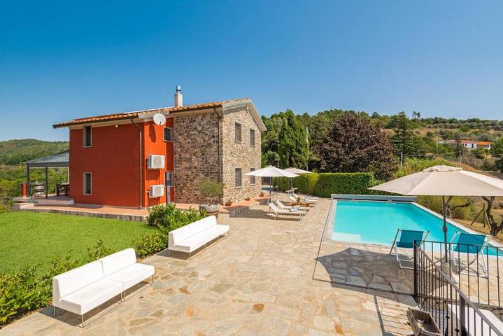 Villa per 12 persone, con Balcone e Idromassaggio nonché Terrazza e Giardino a Sarzana