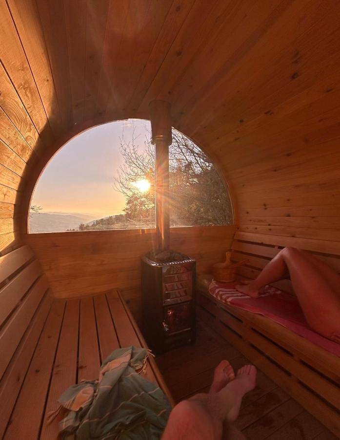 Monkey Tiny Barnhouse with amazing views at Zevariclub! in Folhadosa, Seia