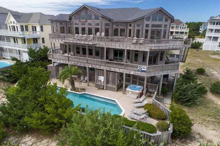 Vacation rental for 14 people, with hot tub and yard, with pets in Hatteras Island