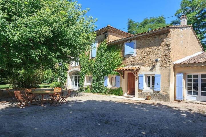 Gîte pour 8 personnes, avec piscine et jardin à Mornas