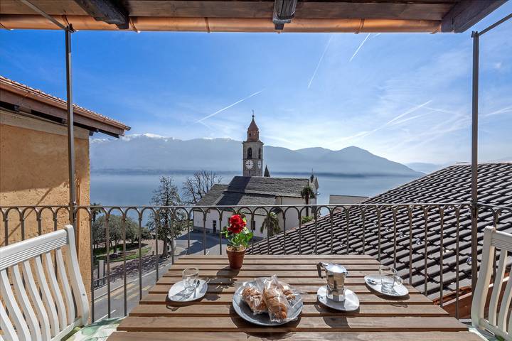 Ferienwohnung für 8 Personen, mit Balkon und Terrasse sowie Kinderpool und Seeblick in Ronco sopra Ascona
