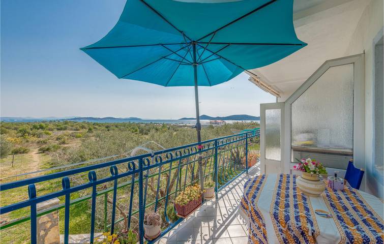 Ganze Ferienwohnung, Apartment am Meer mit Terrasse, Küche und guter Anbindung an Vodice in Tribunj, Šibenik-Knin