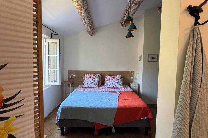 Cascade Room, private bathroom, pool, at the foot of Mont Ventoux in Saint-Didier, Parc naturel régional du Mont-Ventoux
