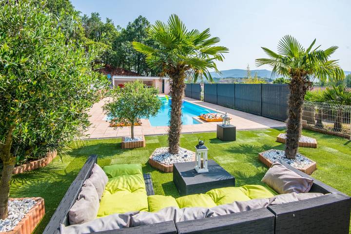 Gîte pour 10 personnes, avec terrasse ainsi que jardin et piscine à Montlaur (Midi-Pyrénées)