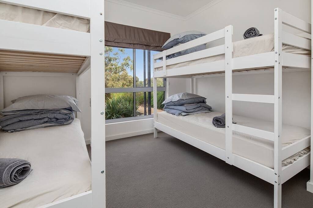 Jo's Sanctuary- 4 Bdrms, Sleeps 10, Beach & scrub in Aldinga Beach, City of Onkaparinga