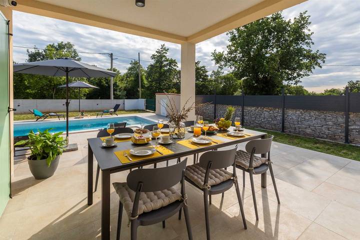 Location de vacances pour 5 personnes, avec jardin et piscine, adapté aux familles à Svetvinčenat - 3