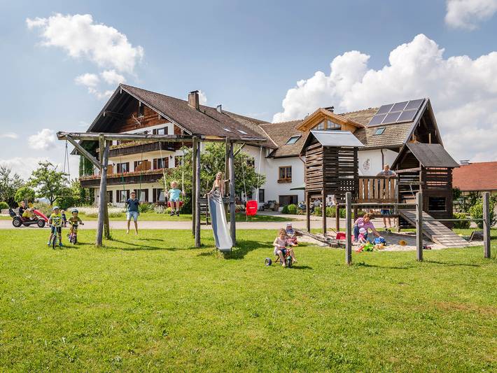 Bauernhaus für 3 Personen, mit Balkon und Terrasse sowie Garten und Seeblick in Waging am See