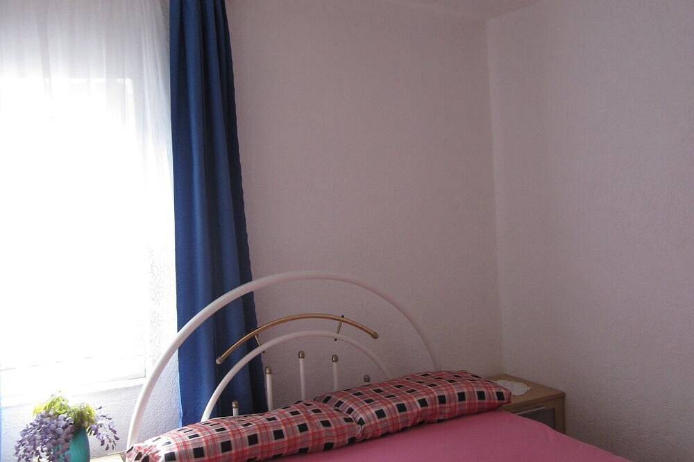 Cijeli apartman, Only 50 m to the beach in a quiet, sheltered bay in Sevid, Splitsko-dalmatinska županija