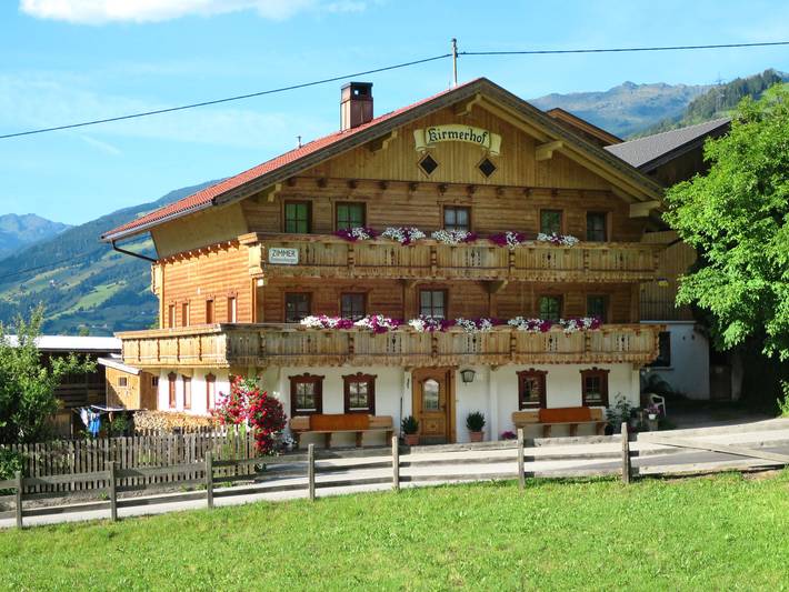 Ferienwohnung für 12 Personen, mit Balkon und Terrasse sowie Garten und Ausblick in Hainzenberg