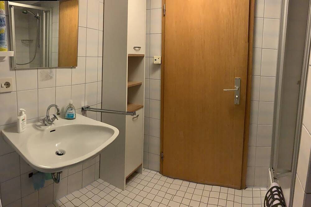 Ganze Wohnung, Ferienwohnung Gartenblick- 3 Personen, 45qm, Balkon mit schöner Aussicht in Altötting, Landkreis Altötting