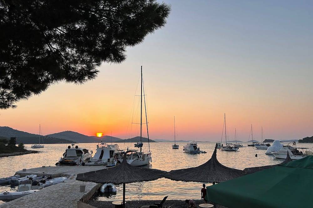 Appartamento intero, Beach House Sofia - Resort & Tavern Bain, Free Transport, Pool, Island of Žut in Kornati, Isole della Dalmazia