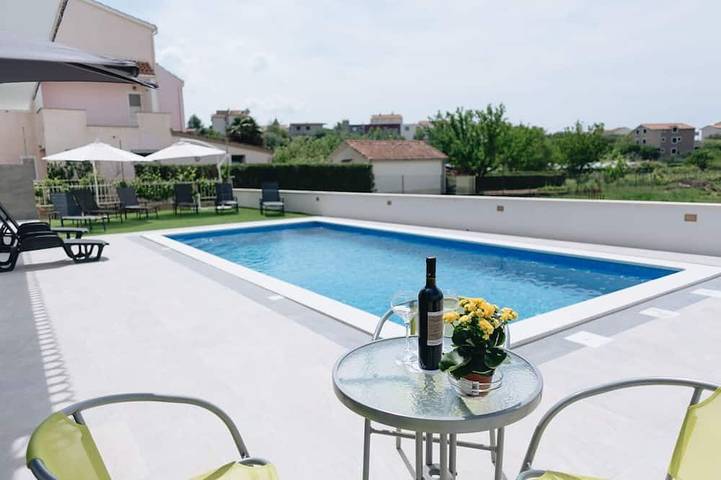 Ferienhaus für 18 Personen, mit Balkon und Garten in Podstrana