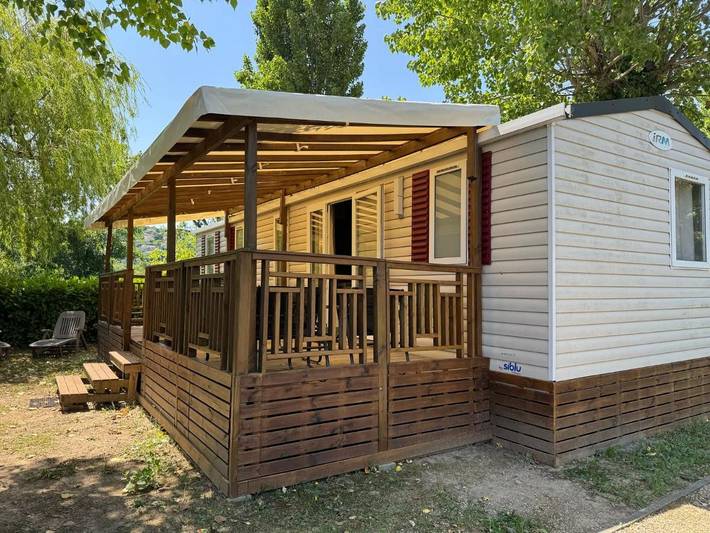 Camping pour 6 personnes, avec vue et jardin ainsi que piscine et vue sur le lac