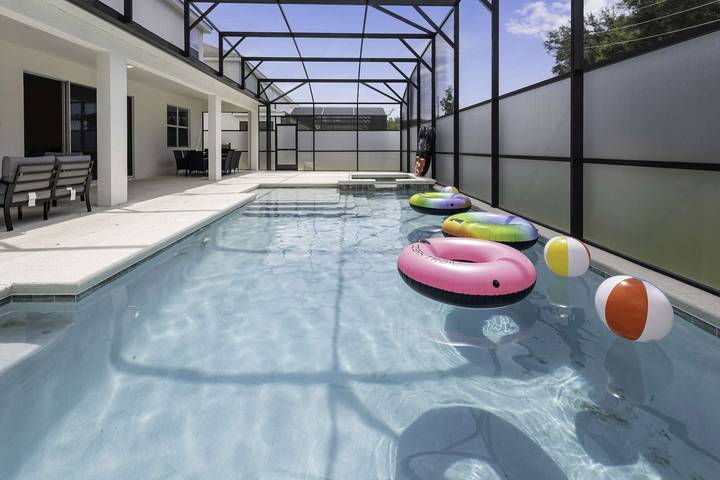 Apartamento para 30 personas, con piscina y jardín además de terraza y vistas al lago en Kissimmee