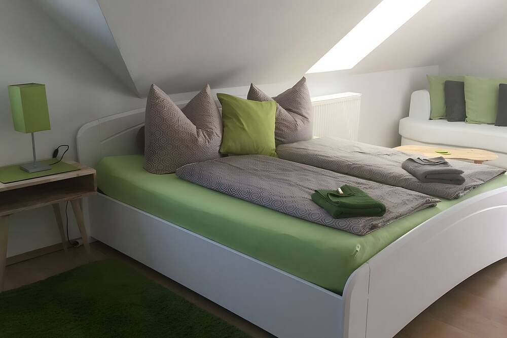 Ganze Wohnung, Ferienwohnung mit Blick auf den \"Kickelhahn\" in Ilmenau, Thüringer Kernland