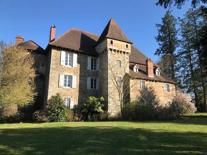 Location de vacances pour 15 personnes, avec Terrasse ainsi que Jardin et Vue à Saint-Just-le-Martel