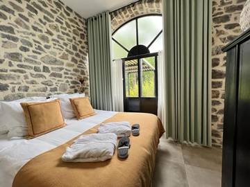 Gîte pour 2 personnes, avec terrasse et piscine à Saint-André-de-Cruzières