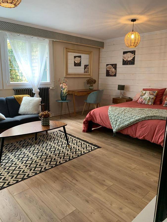 Double Room with Private Bathroom in Saint-Gelais, Région de Niort