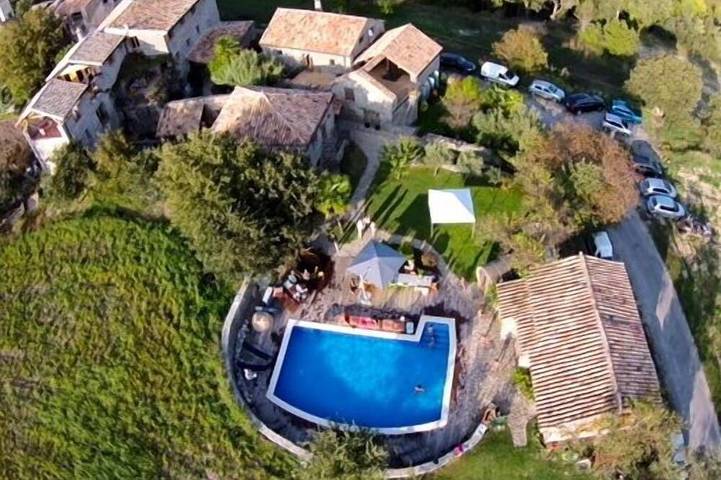 Gîte pour 14 personnes, avec Balcon ainsi que Jardin et Piscine à Aínsa