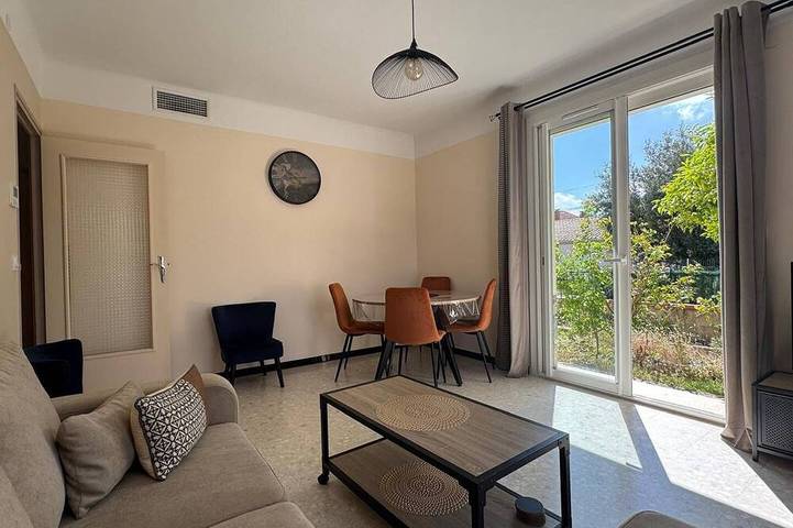 Entire apartment, T3 entièrement climatisé  avec jardin, place de parking et belle terrasse à Prades in Prades, Prades region