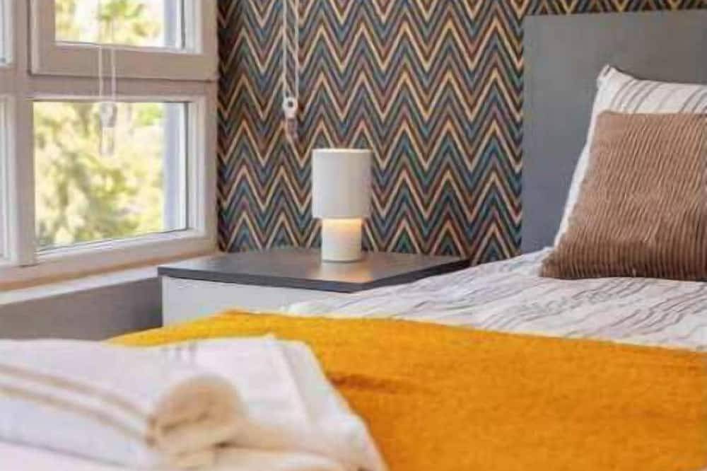 Entire apartment, Bright Yellow Flat Near Beach Old Town Free Wifi in Antalya, Antalya Province