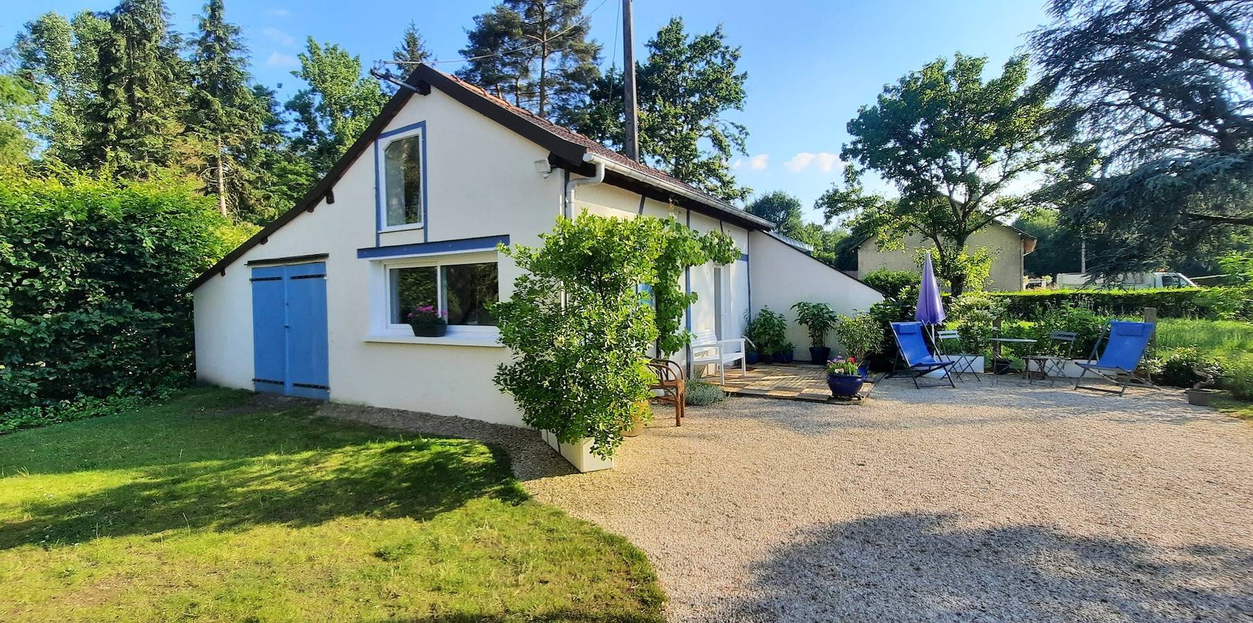 Gîte indépendant dans parc arboré avec terrasse partagée, jardin commun et Wi-Fi in Brinon-sur-Sauldre, Sologne