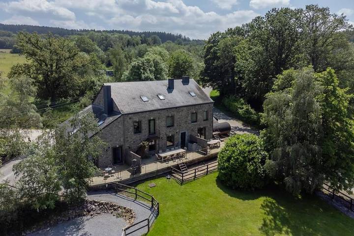 Location de vacances pour 18 personnes, avec terrasse ainsi que jardin et sauna dans Briscol