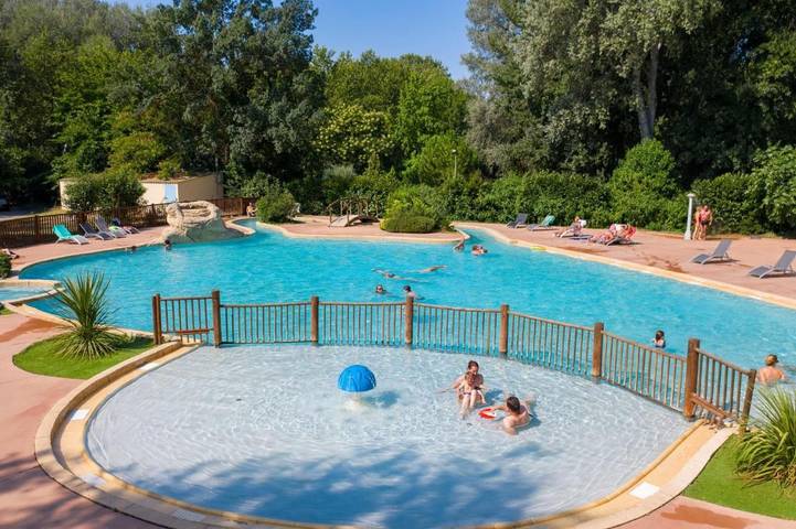 Camping pour 6 personnes, avec vue ainsi que terrasse et piscine, animaux acceptés à Avignon - 4