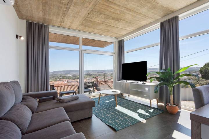 Apartamento entero, Apartamento 'Colina Do Sol 1' con vistas a la montaña, Wi-Fi y aire acondicionado in Amoreira, Leiria District