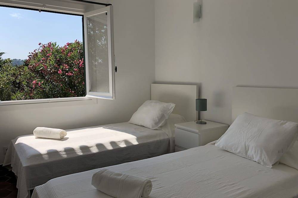 Minorque, grande maison, calme, belle piscine et jardin méditerranéen. in Port d'Addaia, Es Mercadal