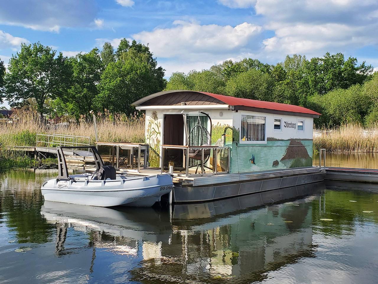 Hausboot, schwimmendes Ferienhaus im Havelbogen, Haus auf dem Wasser in Pritzerbe, Havelsee