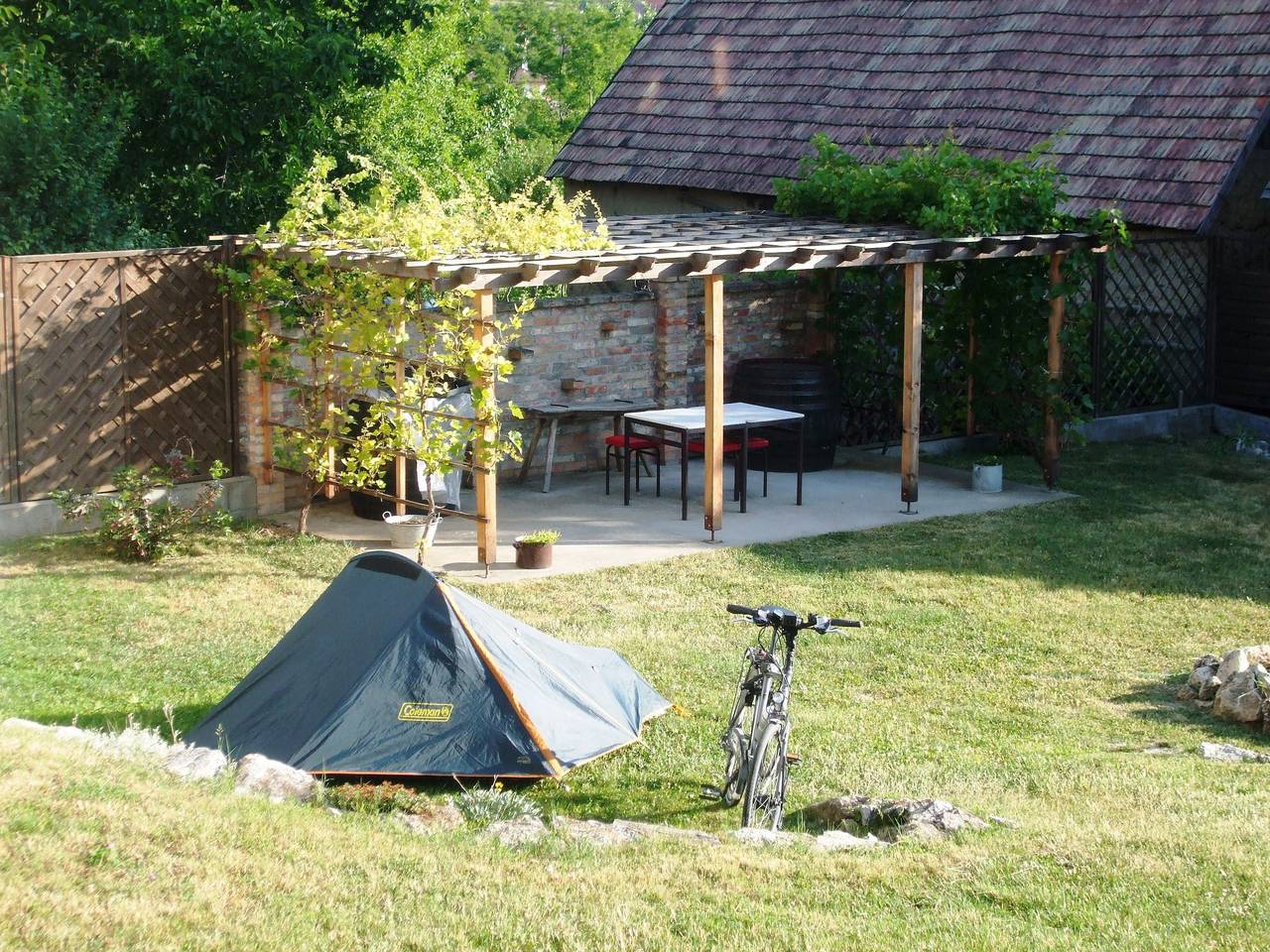 Ganze Wohnung, Kleines Dorf, kleines Gästehaus, Wein und Entspannung in der Weinregion Neszmély 7682 in Dunaszentmiklós, Kleingebiet Totis