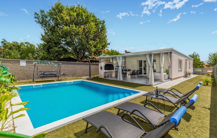 Location de vacances pour 6 personnes, avec jardin et terrasse à Loborika