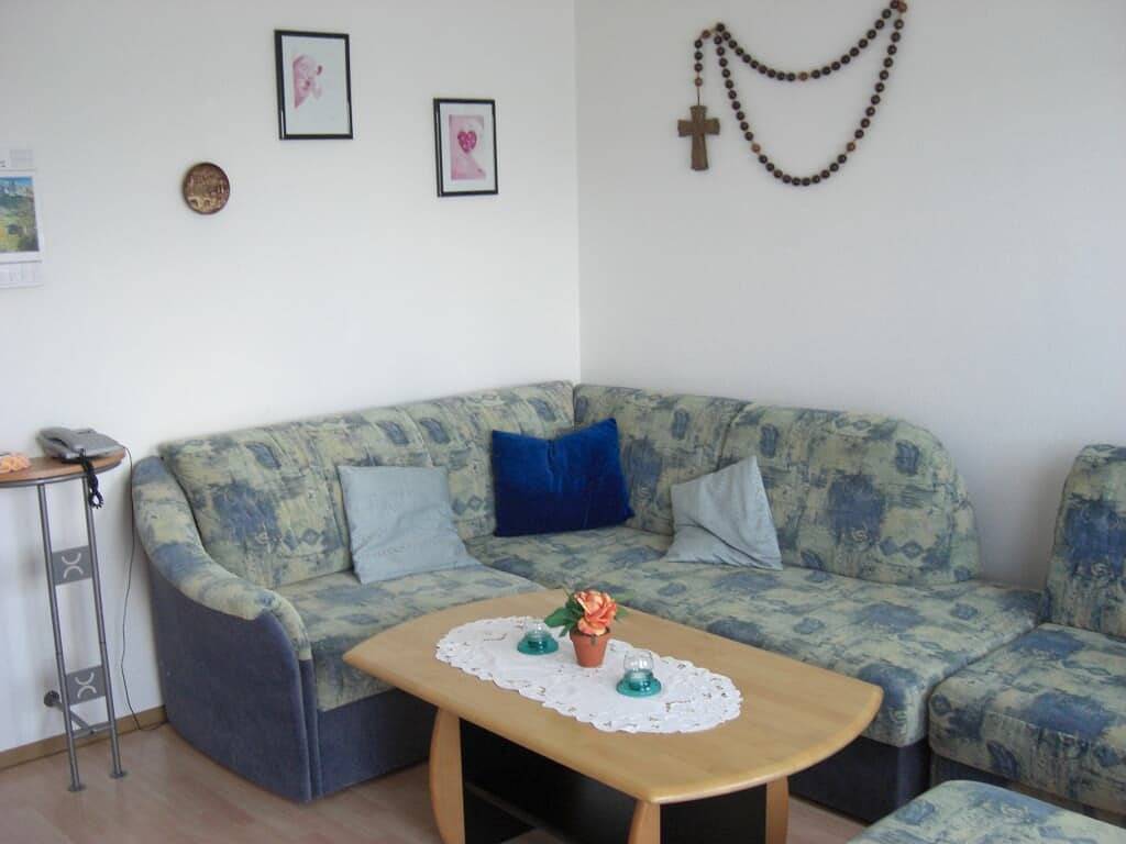 Pension Beer - Ferienwohnung 45 qm E (1) mit Du/Wc, Diele, 1 Schlafzimmer, Wohnküche, Balkon in Mahring, Baviera Oriental