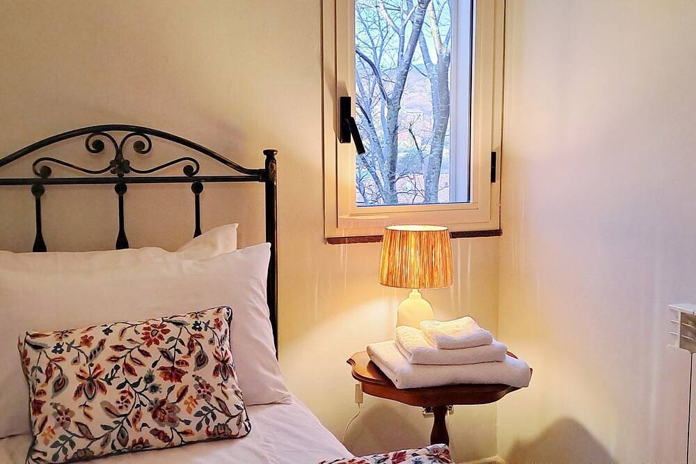 Spacious villa with pool, sleeps 10, at the foot of Mount Etna, 20 km from Catania in Ragalna, Ätna