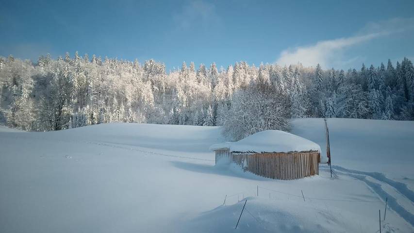 Tente pour 4 personnes, avec Terrasse ainsi que Jardin et Sauna dans le Jura
