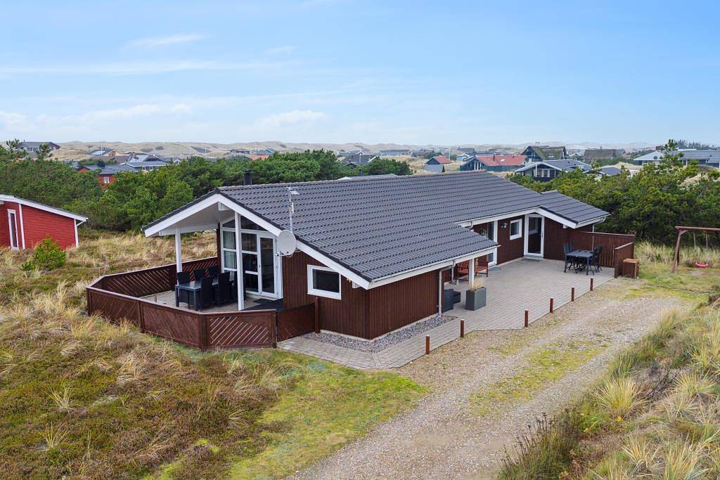 Well-kept vacation gem with terrace, spa and map to the North Sea in Bjerregård, Holmsland Klit