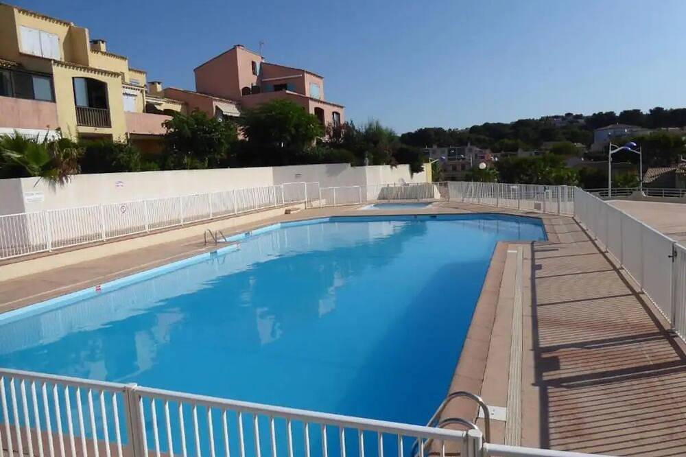Entire apartment, T2 apartment in residence with swimming pool and tennis court in Sausset-les-Pins, Istres region
