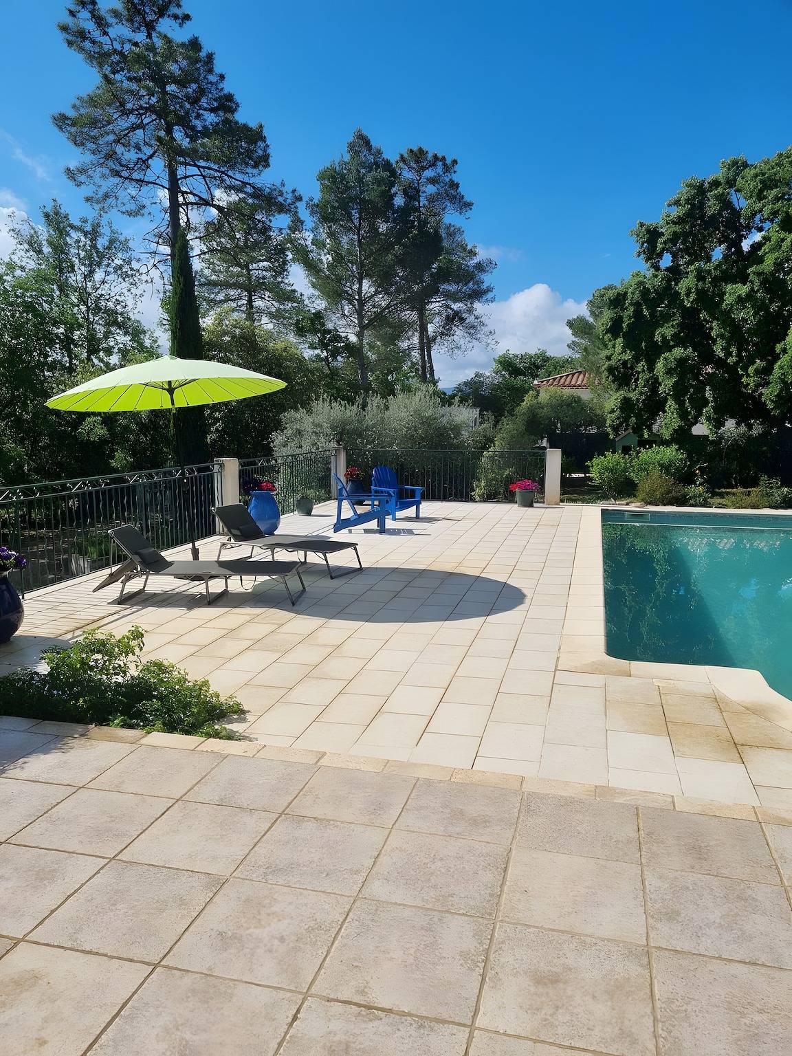 Habitación de huéspedes «Villa Same» con piscina privada, Wi-Fi y aire acondicionado in Saint-Maximin-la-Sainte-Baume, Región Brignoles